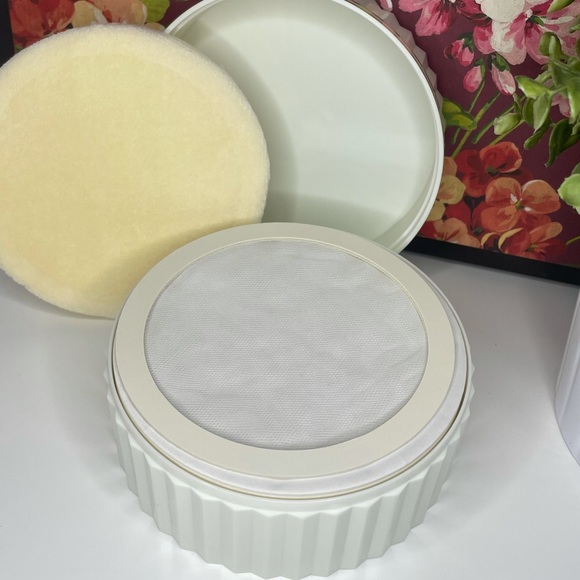 Giorgio Beverly Hills | Perfumed Dusting Powder - Picture 5 of 5